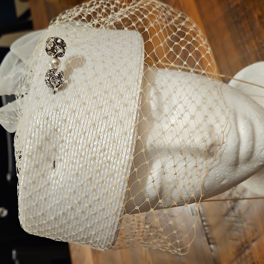 BEAUTIFUL VINTAGE CAPRICE HAT WITH BOW AND VEIL AND A STICK PIN. - Picture 6 of 10